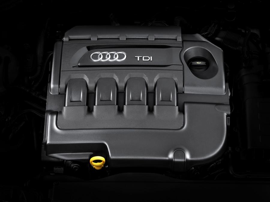 Моторный отсек Audi A3 Cabriolet 2.0 TDI S-Line (8V) 2013 года  (WW) (фото 13 из 24)